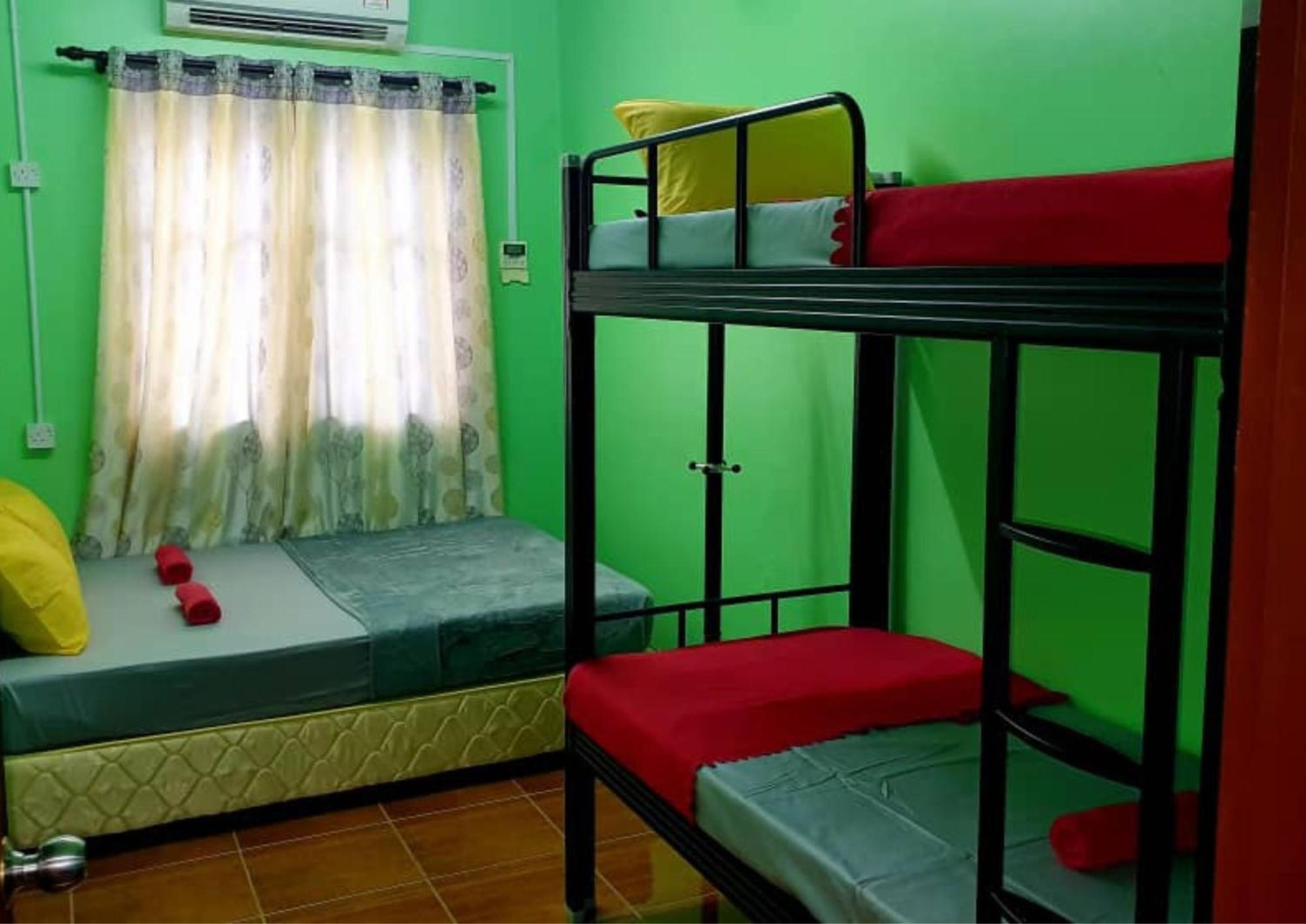 Kampong Pasir Bogak Shoplot Hostel Pangkor מראה חיצוני תמונה
